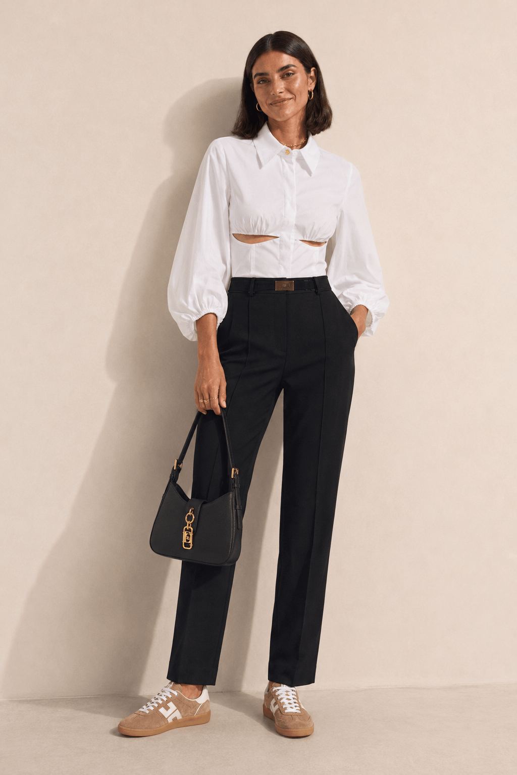 Look 4 — Cămașă & adidași: cămașă albă, pantaloni negri, adidași suede camel