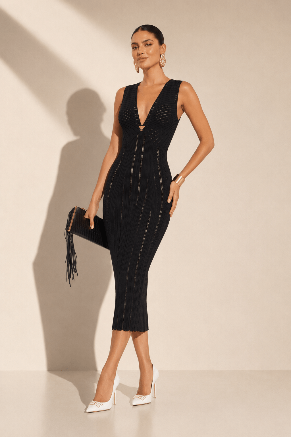 Look 5 — Negru clasic: rochie tricot V midi neagră, pantofi EF albi, plic franjuri