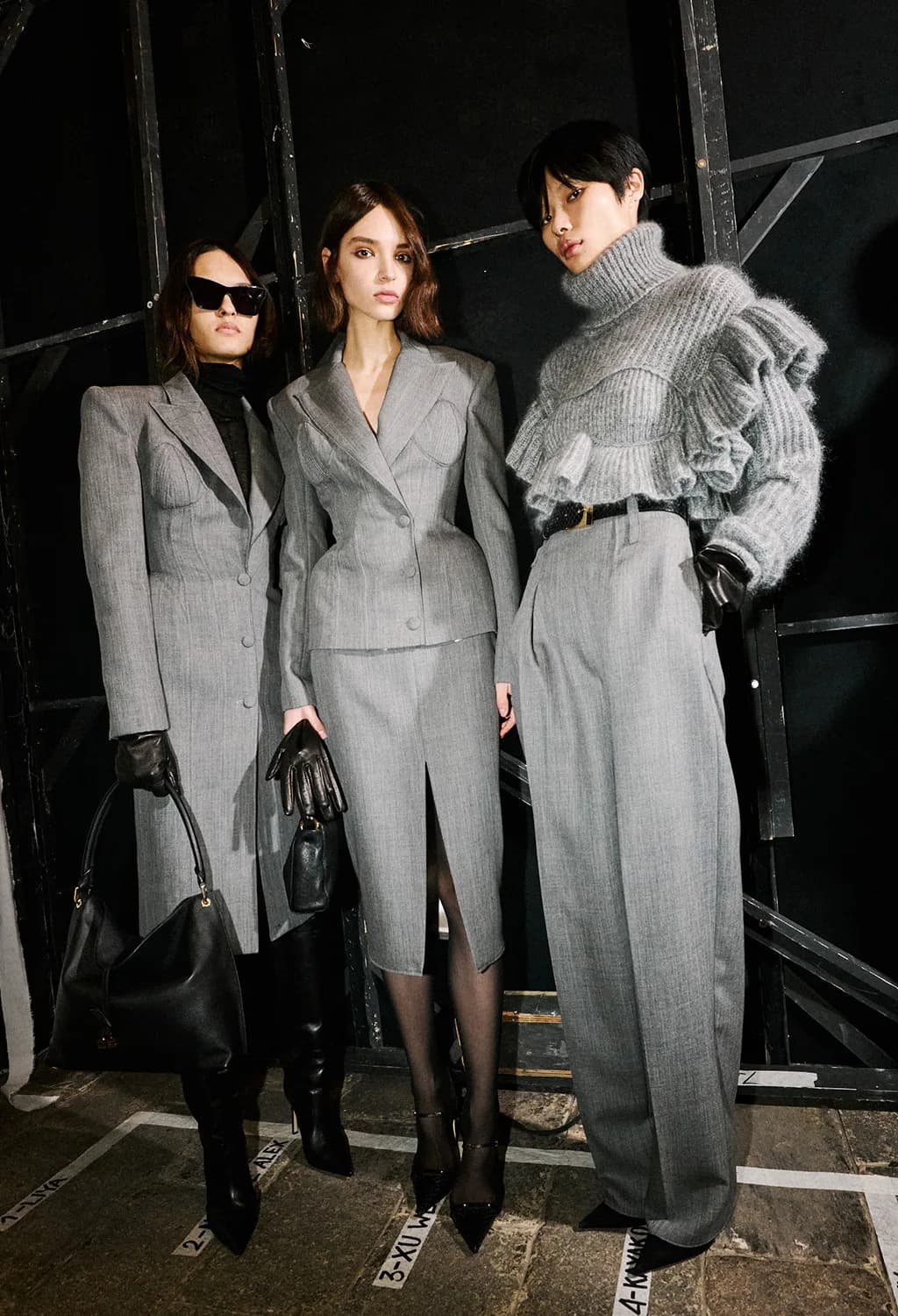 Elisabetta Franchi toamnă-iarnă 2026 — backstage, trei ținute în gri
