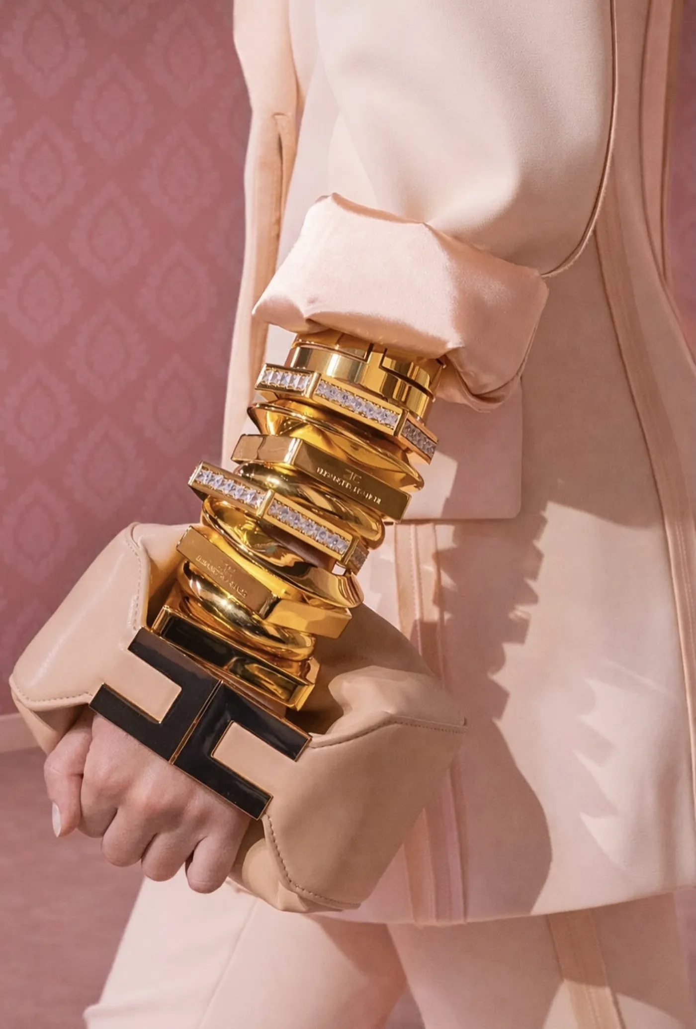 Look Luni la Birou — costum smoking feminin